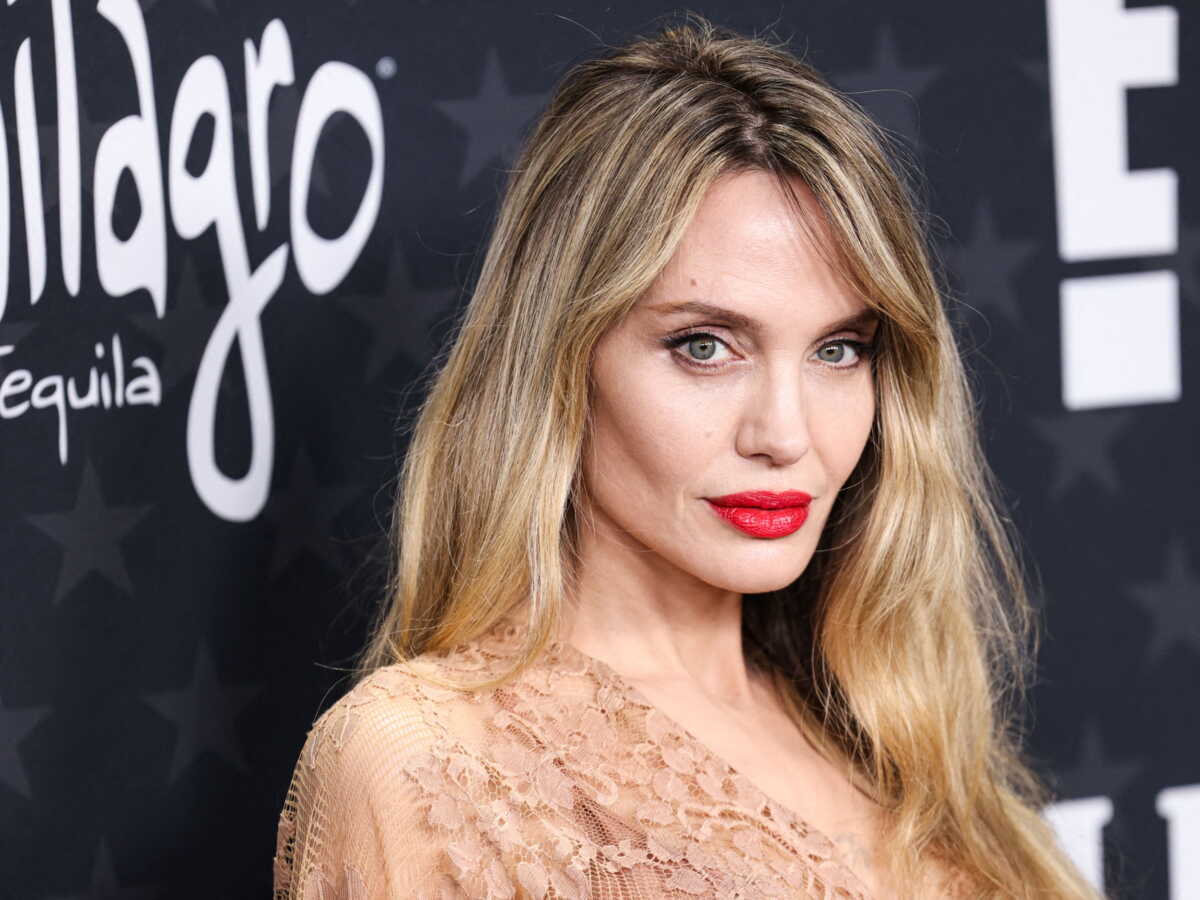 Angelina Jolie : pourquoi elle envisageait de devenir directrice de pompes funèbres avant Hollywood