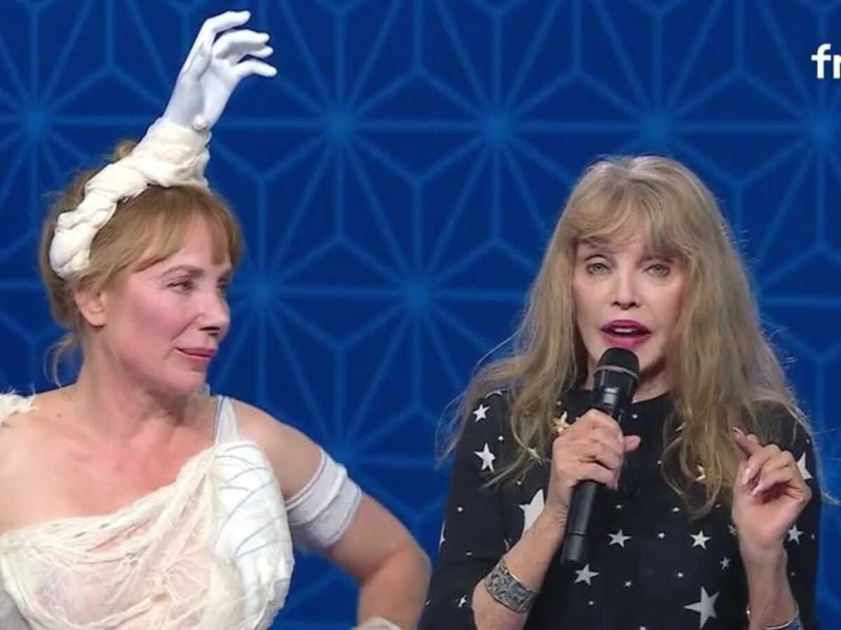 "Ils sont tombés amoureux" : Arielle Dombasle revient sur le coup de foudre entre Julie Depardieu et Philippe Katerine, les parents de son filleul Billy Blanchard (ZAPTV)