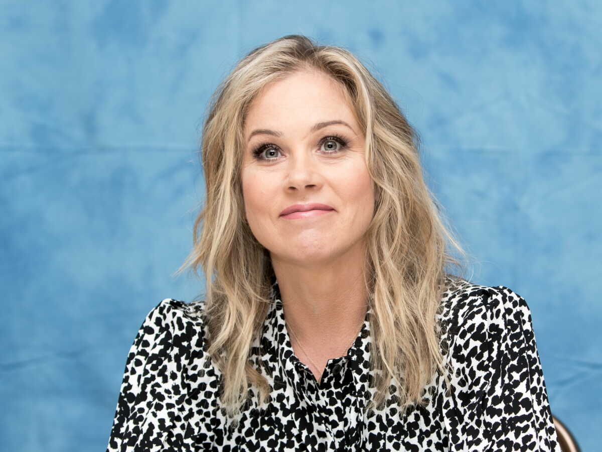 "C'est comme si je repartais de zéro" : Christina Applegate qu'on lui a diagnostiqué une sclérose en plaques par erreur