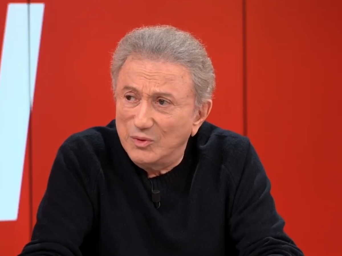 "Je suis arrivé, il était inerte" : Michel Drucker revient sur le jour où il a retrouvé Claude François mort dans sa baignoire
