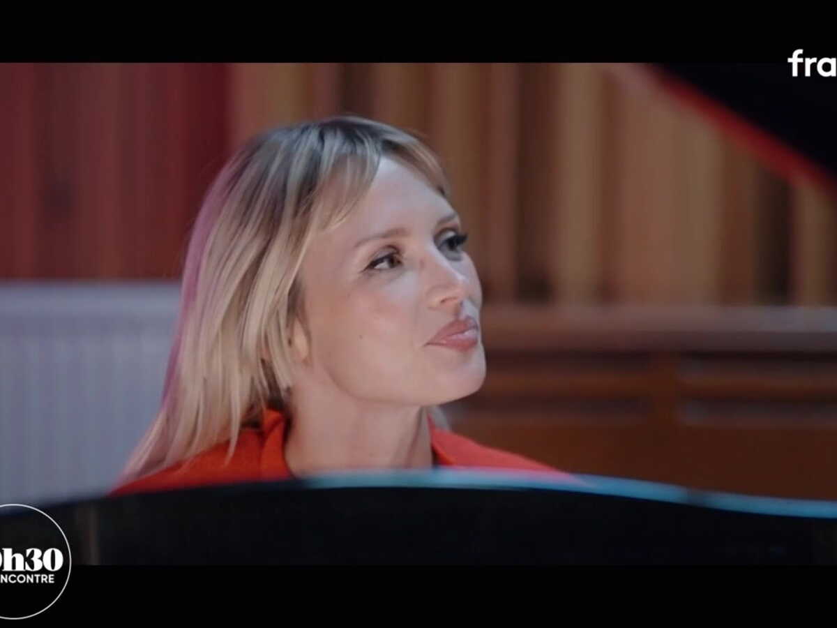 "Avoir un amoureux mais rester libre" : Angèle fait de rares confidences sur sa vie sentimentale (ZAPTV)
