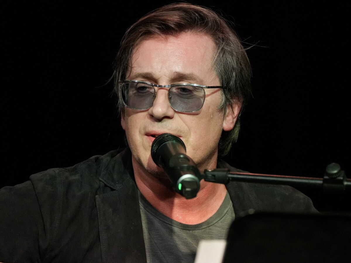 « Je me sentais obligé » : Thomas Dutronc révèle ce qu’il s’imposait en tant que « fils de » Françoise Hardy et Jacques Dutronc