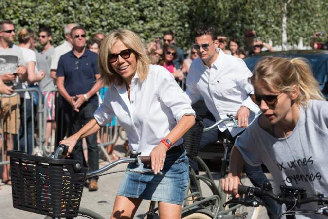 Brigitte Macron : sa balade à vélo en mini-jupe enflamme le Touquet 