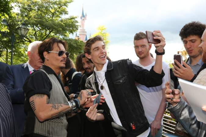 Johnny Depp et l’équipe de Pirates des Caraïbes 5 débarquent par surprise à Disneyland Paris 