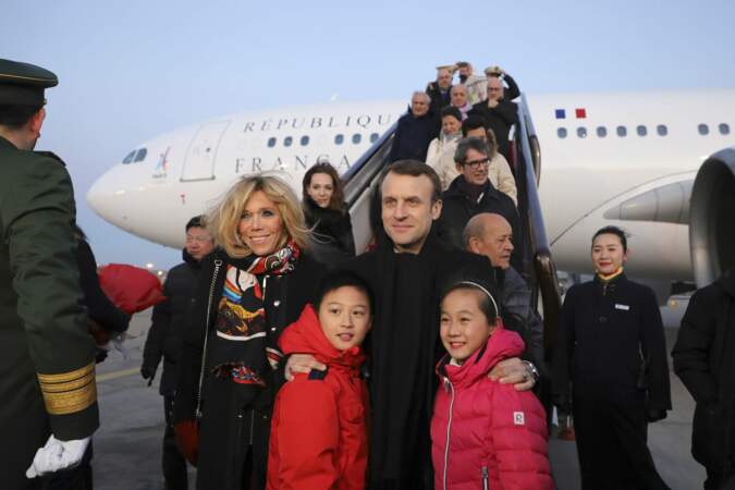 Emmanuel Macron et Brigitte Macron à la sortie de l'avion à Pékin