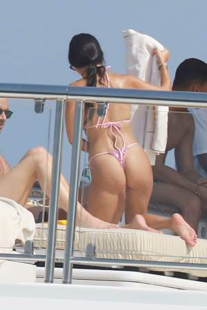 Kourtney Kardashian  sur un yacht à Cannes