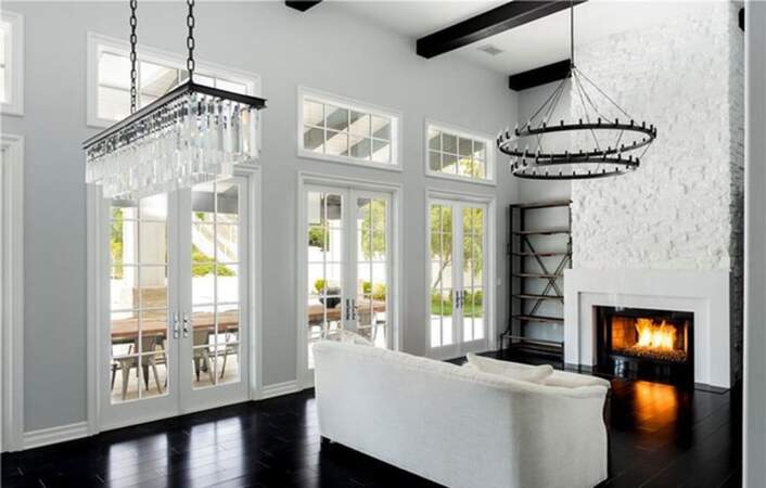 Visitez la superbe villa que Kylie Jenner met en vente : le salon avec sa cheminée