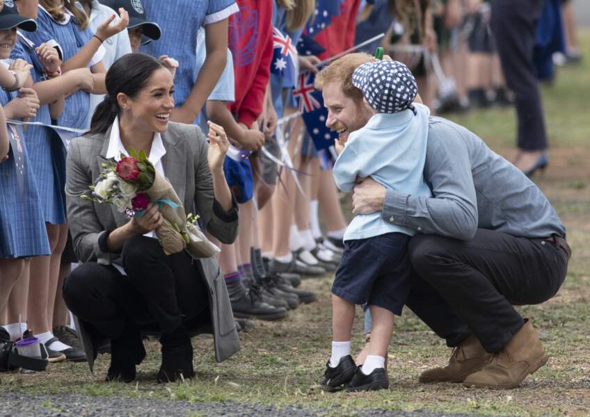Instant câlin entre un enfant et le prince Harry à l'aéroport de Dubbo