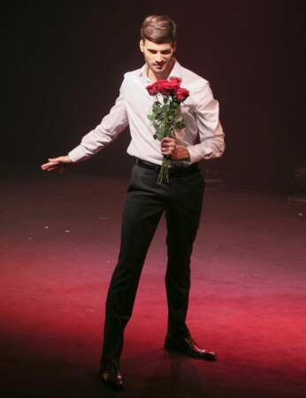 Aurélien Giorgino se la joue prince charmant avec son bouquet de roses rouges