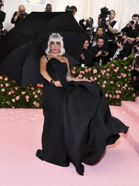 Lady Gaga finit en lingerie sur le tapis rouge après un strip-tease