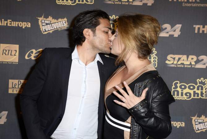 Oui, Cindy Lopes peut embrasser un garçon tout en montrant sa bague de fiançailles
