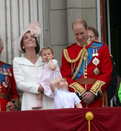 90 ans d'Elizabeth II : George s'est déboîté le cou pour ne rien rater du spectacle sous l'oeil attendri de William