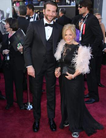 Bradley Cooper et sa maman à la soirée des Oscars. Matez les pompes de maman ! 