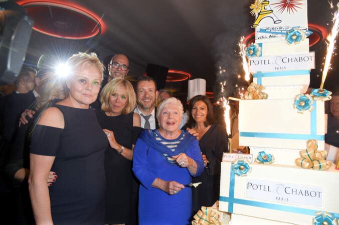 Un anniversaire en grande pompe pour Line Renaud en compagnie de stars et d'un énorme gâteau