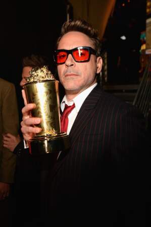 Robert Downey Jr et son trophée