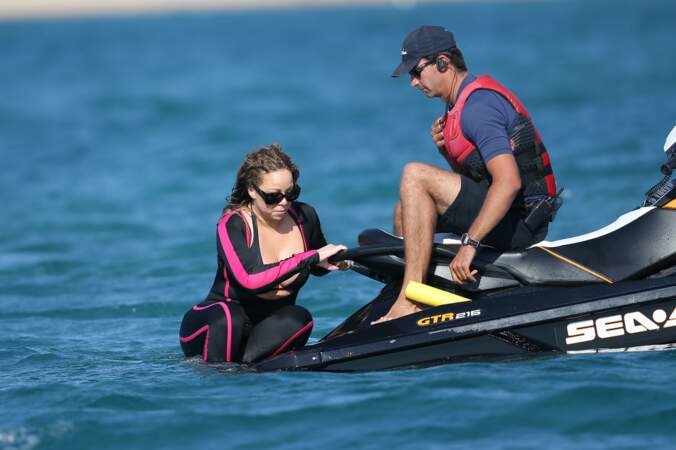 En vacances en Sardaigne, Mariah Carey s'est laissée tenter par une virée en jet ski