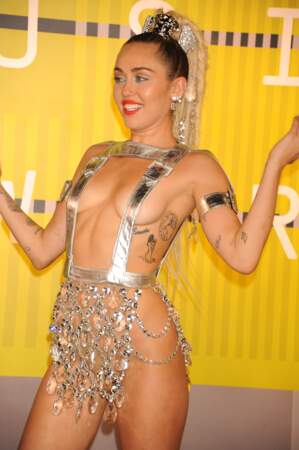 Ces robes qui ne cachent VRAIMENT rien, les tenues de soirée les plus osées des stars : Miley Cyrus