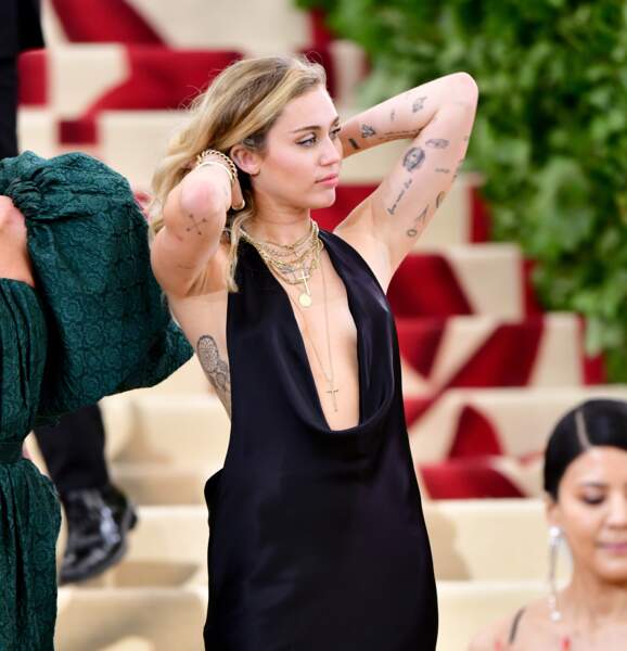 Miley Cyrus et son tatouage de deux flèches croisées