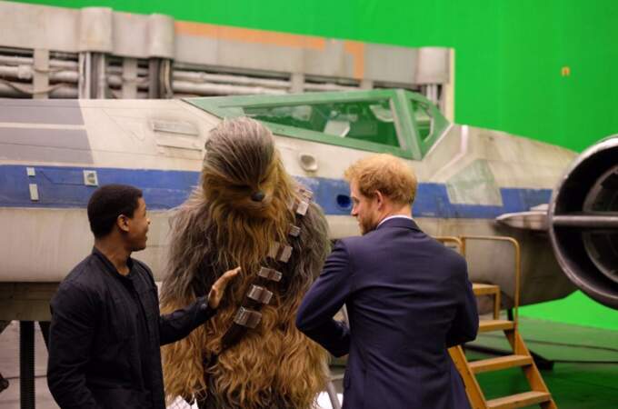 Le prince Harry en grande discussion avec Chewbacca et Finn (alias John Boyega)