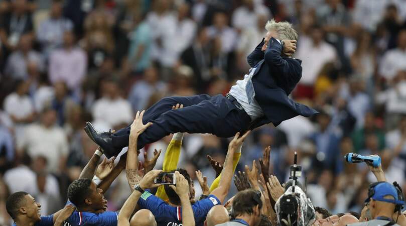 Didier Deschamps champion du monde pour la deuxième fois : le sélectionneur est acclamé par ses joueurs