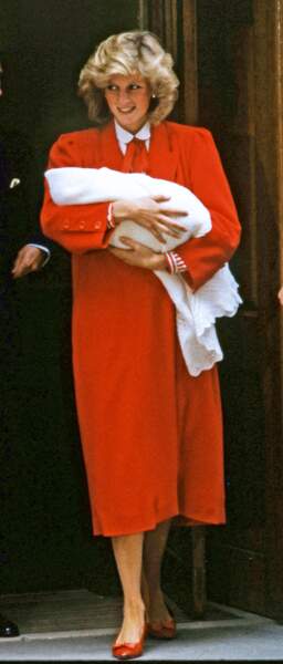 La princesse Diana pour la présentation officielle de son second fils, le prince Harry, le 17 septembre 1984
