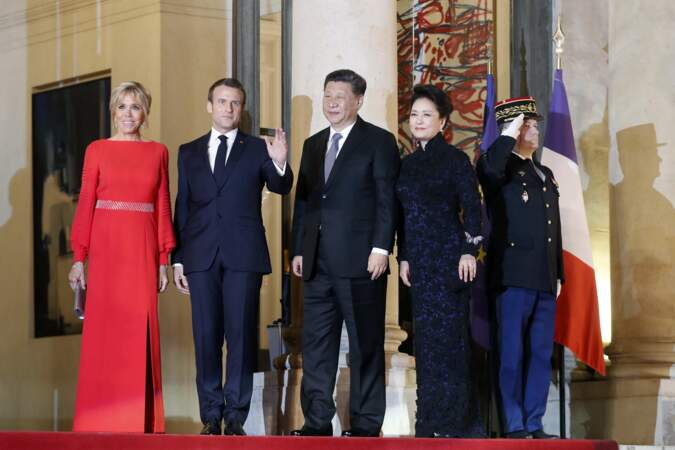 Emmanuel et Brigitte Macron reçoivent Xi Jinping et Peng Liyuan à l'Elysée