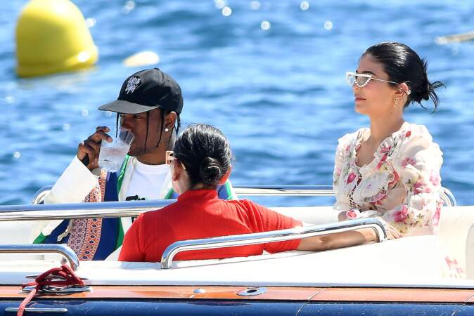 Kylie Jenner et son compagnon Travis Scott se rendent à l'hôtel du Cap-Eden-Roc avec leur famille pour déjeuner