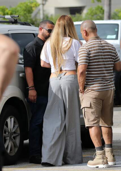 Jennifer Lopez en string apparent, elle a opté pour un look improbable sur le tournage de son clip ! 