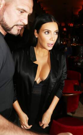 Protégée par un grand barbu, Kim Kardashian n'a rien à craindre
