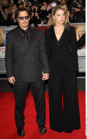 Johnny Depp et Amber Heard avant la rupture, en 2015. Un tapis rouge réussi avec ces costumes chics.