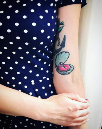 Tatouage coquillage sur la blogueuse Ana Tesic (c) Nemo Karavampir 