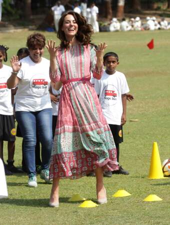 Pour le 1er jour de voyage officiel, Kate Middleton avait choisi une robe Anita Dongre à 176 €