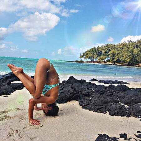 Toutes fans de yoga, version sexy - Laury Thilleman a bien fait de faire le poirier A COTÉ des rochers
