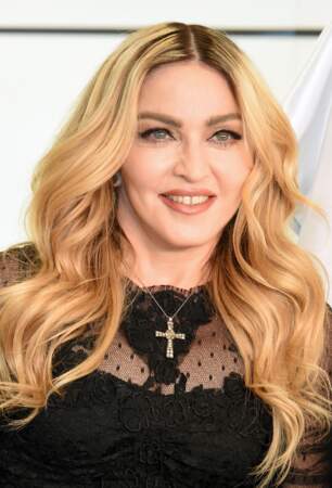 Aujourd'hui Madonna n'est toujours pas classe et porte encore des mitaines