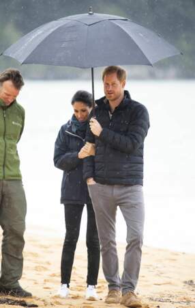 Meghan Markle et le prince Harry complices sous le même parapluie