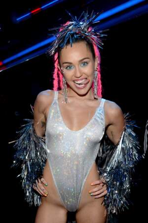 MTV Video Music Awards : Miley Cyrus en body PAS DU TOUT échancré