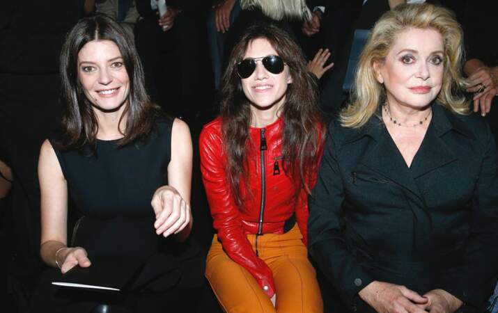 Chiara Mastroianni, Charlotte Gainsbourg et Catherine Deneuve au défilé Louis Vuitton 
