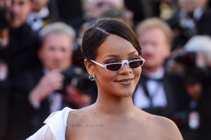 Les lunettes mi-Néo dans Matrix mi-loupes pour personnes âgées : bravo Rihanna, on adore !