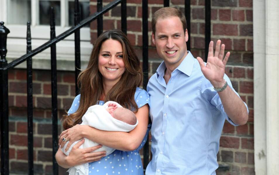 Le 23 juillet 2013, Kate et William ont porté chacun leur tour le royal baby aussi...