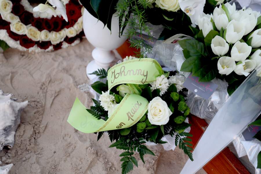 Obsèques de Johnny Hallyday : la tombe du rocker très fleurie