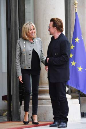 Brigitte Macron en pantalon ajusté et escarpins noirs