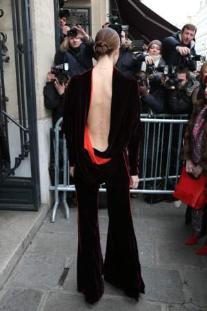 Iris Mittenaere et son incroyable dos-nu au défilé Jean Paul Gaultier haute couture à Paris