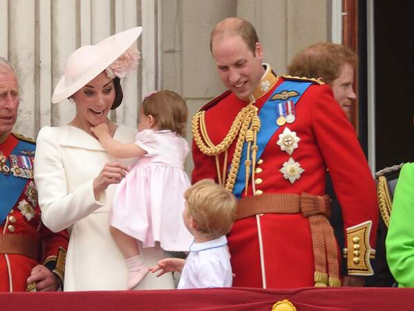 90 ans d'Elizabeth II : la jeune maman a multiplié les grimaces...