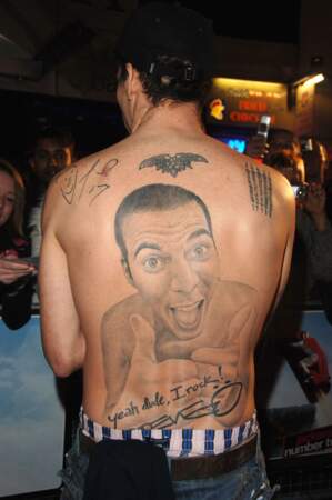 Tatouages de stars: Steve-O et son tatouage de lui-même dans le dos. Stylé!