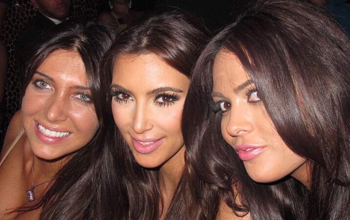 Kim entourée de ses copines et son mascara 