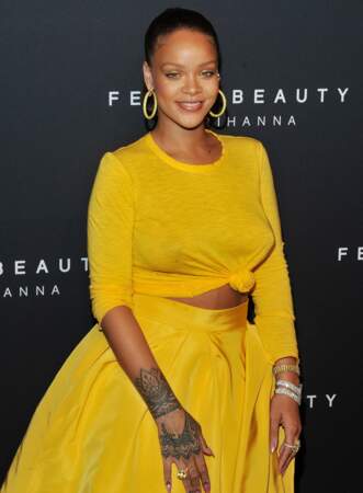 Rihanna plus belle et sexy que jamais dans un ensemble dévoilant sa poitrine