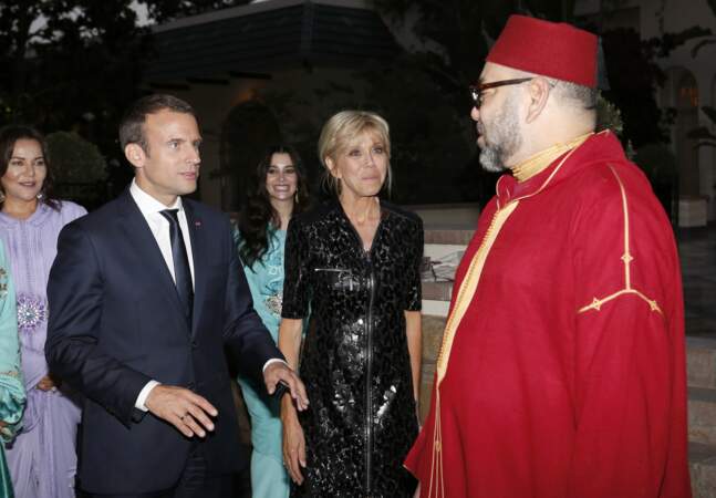 Pour le soir, Brigitte Macron a revêtu une longue robe noire