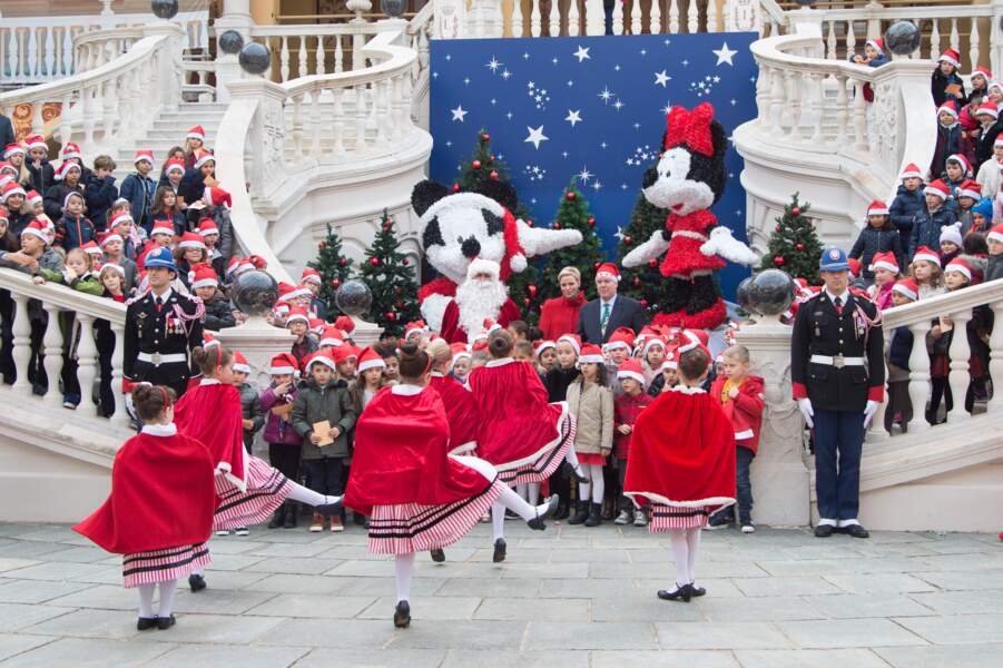 La cour du Palais est en fête pour "L'arbre de Noël du Palais Prin­cier" le 20 décembre