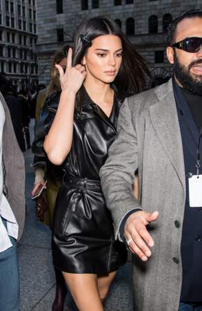 Kendall Jenner canon en petite robe en cuir : on veut la même !