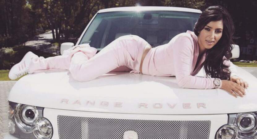 Qui pose en jogging peau de pêche Juicy Couture sur une voiture? C'est Kim Kardashian West (sisi).